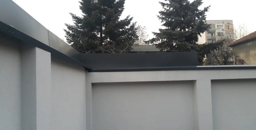 Ограда от метал и дърво