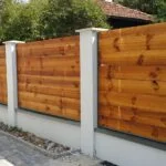 Ограда от метал и дърво