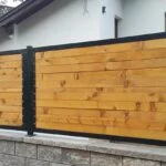 Врата от метал и дърво